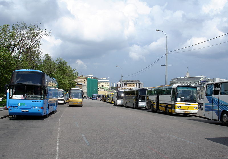 Файл:Ru moscow bolotnaja square bus tourist station 08.jpg