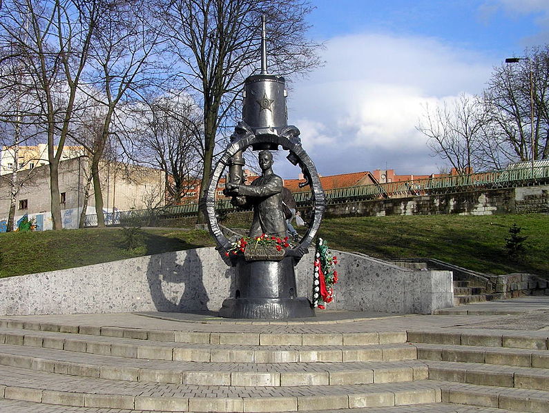 Файл:Ru kaliningrad marinesko monument 08.jpg
