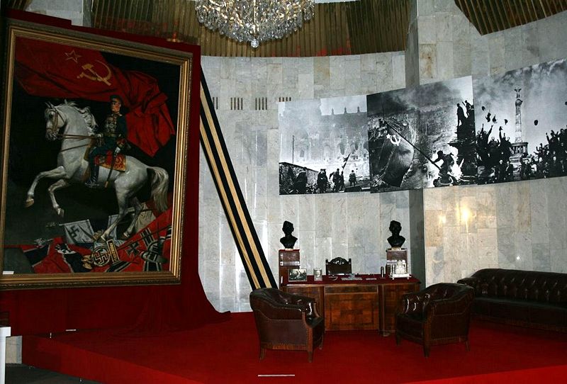 Файл:Ru zhukov museum central hall 08.jpg