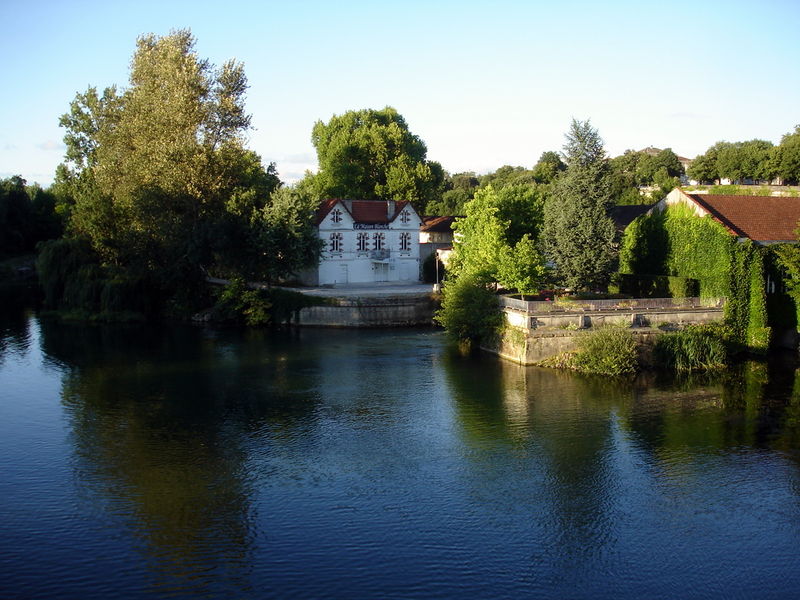 Файл:Fr cognac charanta river 10.JPG