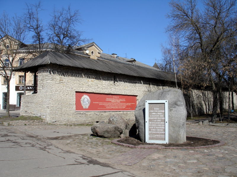 Файл:Ru pskov partizan monument 07.JPG