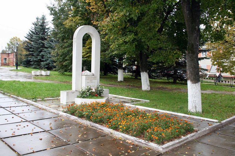 Файл:Ru zhukov monument zemljakam 08.jpg