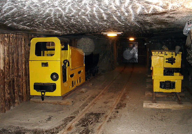 Файл:Pl wieliczka kopalnja 17 elektrovozy 09.jpg