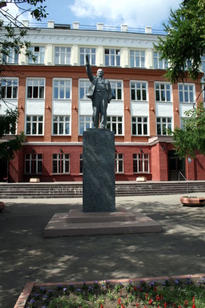 Файл:Ru serpuhov lenin monument scool sovetskaja street 07.jpg