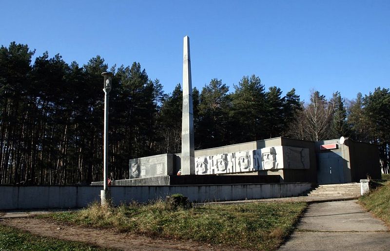 Файл:Ru kaluga region kremenki monument museum enter 08.jpg