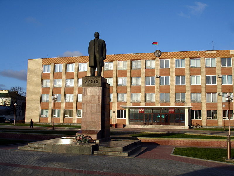Файл:By mosty rayispolkom lenin monumen 07.JPG