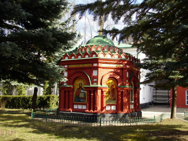 Файл:Ru peshory pskovo pechersky monastery 4asovnja artezianskij kolodec 07.JPG