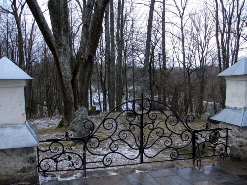 Файл:Ru pusgory svgorsky monasteri old cementary 07.JPG