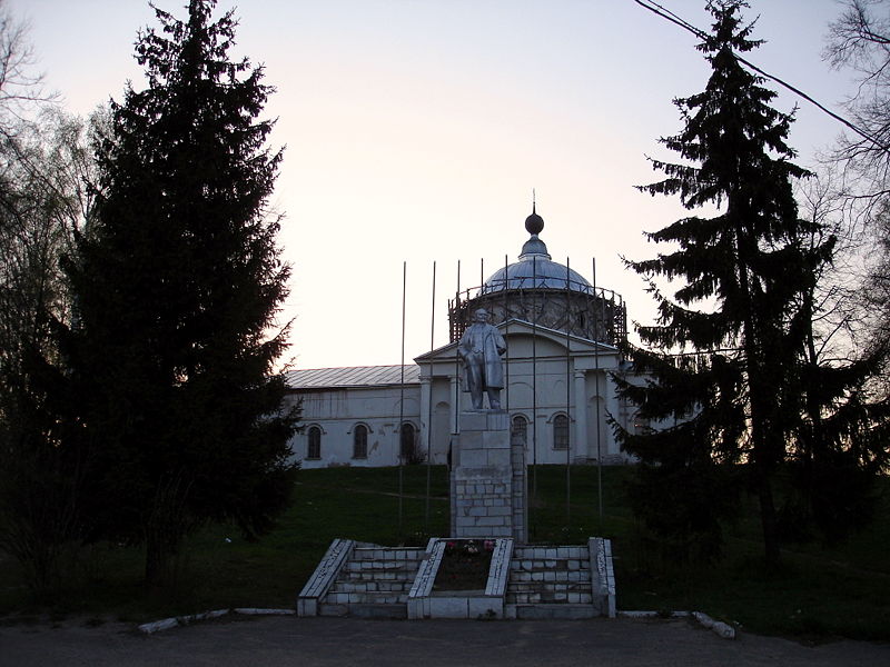Файл:Ru myshkin nikolsky sobor lenin monument 08.jpg