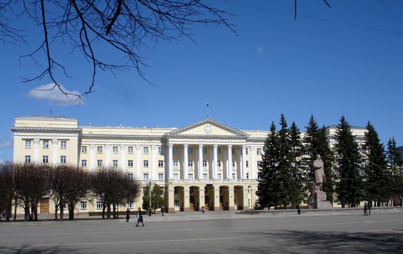 Файл:Ru smolensk lenin square dom sovetov 07.JPG