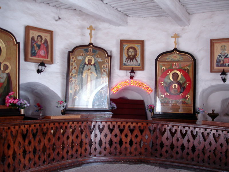 Файл:Ru peshory pskovo pechersky monastery nikolskij hram vnutri 07.JPG