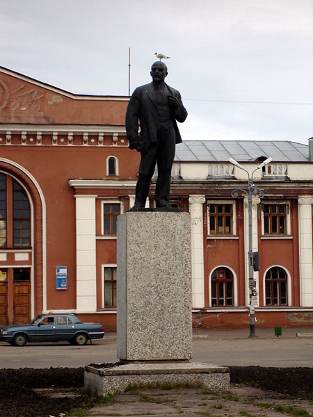 Файл:Ru kotlas lenin monument rw station 08.JPG