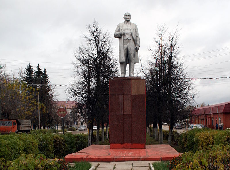 Файл:Ru kaluga reg medyn monument lenin 08.jpg