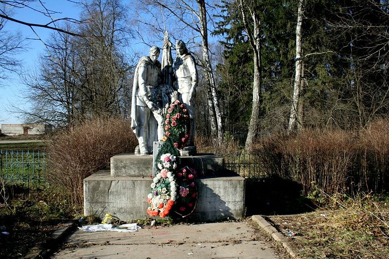 Файл:Ru kaluga region kremenki troickoe monument brat mogila 08.jpg