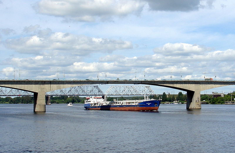 Файл:Ru tanker volgoneft-105 1973 550a yaroslavl 08.jpg
