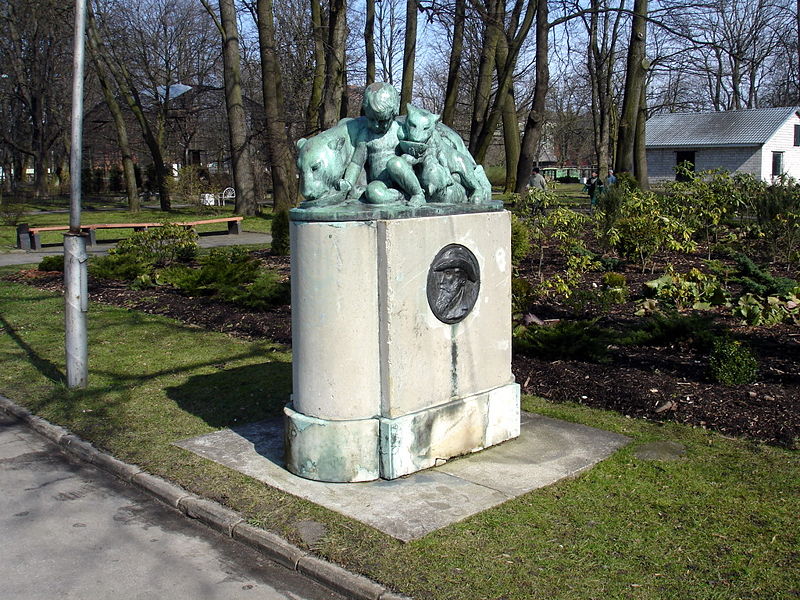 Файл:Ru kaliningradzoo german klaass monument 08.jpg